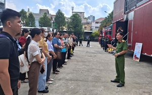 Một phường ở TP HCM mở chiến dịch 30 ngày đêm "Đi từng ngõ, gõ từng nhà - mở lối thoát, gỡ hiểm họa" - Ảnh 2.