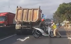 CLIP: Thanh niên đi xe máy tông CSGT rồi bỏ chạy