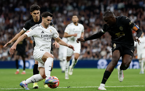 Real Madrid gục ngã tại Bernabeu, Barcelona bị đội bóng của Antony chia điểm