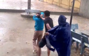 Công an thông tin vụ phụ huynh xông vào trường đánh tới tấp cô giáo, bắt đứng dưới mưa- Ảnh 2.