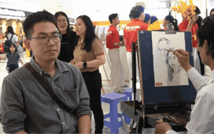 Họa sĩ L&ecirc; Sa Long h&uacute;t kh&aacute;ch tại Lễ hội T&ocirc;n vinh C&agrave; ph&ecirc; - Tr&agrave; Việt 2026 - Ảnh 10.