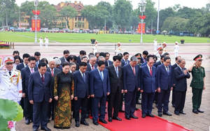 Hình ảnh Bác Hồ tràn ngập tại sân bay Nội Bài - Ảnh 2.