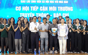 Báo Người Lao Động trao 2.000 lá cờ Tổ quốc và 25 suất học bổng- Ảnh 9.