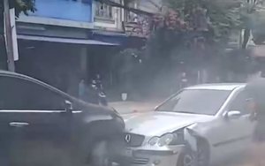 T&agrave;i xế c&oacute; biểu hiện bất thường chui ra từ &ocirc; t&ocirc; lật nghi&ecirc;ng tr&ecirc;n đường phố - Ảnh 2.