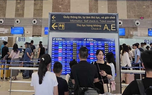 Cận cảnh máy bay Boeing bị "bỏ rơi" 18 năm tại Nội Bài - Ảnh 1.