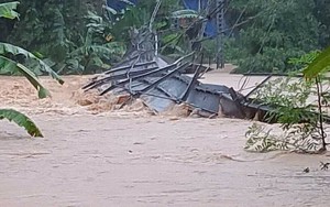 VIDEO: Nước lũ cuồn cuộn cuốn trôi nhiều nhà cửa, tài sản của người dân trong đêm - Ảnh 1.