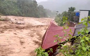VIDEO: Cầu treo bằng sắt bị dòng nước lũ cuồn cuộn cuốn phăng- Ảnh 1.