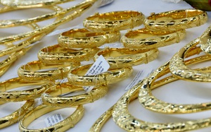 Giá vàng miếng SJC giảm mạnh , rời đỉnh lịch sử trong bối cảnh giá thế giới lao dốc - Ảnh 1.