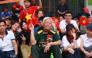 "Đốn tim" cảnh nữ chiến sĩ cảnh sát đặc nhiệm giao lưu cùng người dân - Ảnh 1.