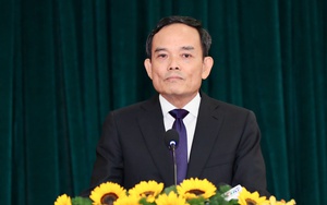 Tân Bí thư Thành ủy TP HCM Trần Lưu Quang trao Huy hiệu 80 năm tuổi Đảng cho đảng viên 100 tuổi- Ảnh 2.