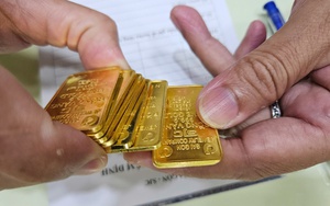 Giá vàng miếng SJC vượt 129 triệu đồng, vì sao nên mua vàng nhẫn trơn? - Ảnh 1.