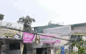 Hàng loạt xe ô tô bị cây xanh đè, mái tôn rơi trúng tại vùng tâm bão số 5 - Ảnh 1.