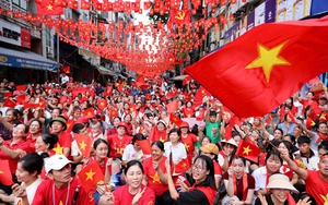 Ngàn người đội mưa xem khai mạc tháng trải nghiệm du lịch Lâm Đồng năm 2025- Ảnh 2.