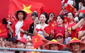 Người dân TP HCM đi nhận quà Quốc khánh: vui như ngày hội - Ảnh 5.
