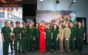 Giải mã cơn sốt "Mưa đỏ" - Ảnh 1.