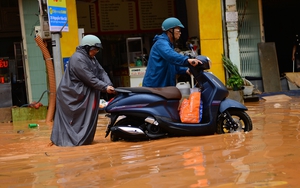 Sập taluy nhà dân ở Đà Lạt trong ngày mưa "siêu" lớn- Ảnh 4.