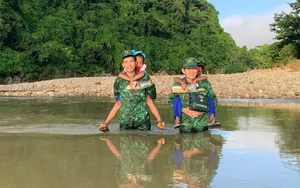VIDEO: Đường bị lũ cuốn, học sinh đi thuyền vượt ghềnh đá đến trường khai giảng- Ảnh 1.
