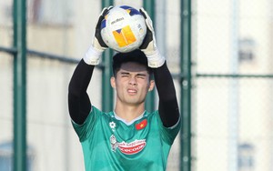 Cạnh tranh vị tr&iacute; "g&aacute;c đền" tuyển Việt Nam - Ảnh 2.