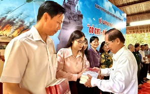 Nguy&ecirc;n Thủ tướng Nguyễn Tấn Dũng ra mắt s&aacute;ch - Ảnh 3.