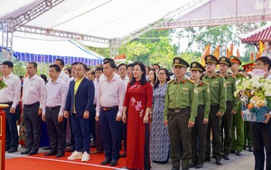 Dưới "Đường cờ Tổ quốc - Đường hoa C&ocirc;n Đảo". - Ảnh 3.