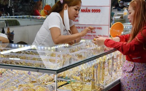 Gi&aacute; v&agrave;ng h&ocirc;m nay 24 - 1 tiếp tục lập đỉnh mới , bạc cũng vượt mốc cao kỷ lục - Ảnh 1.