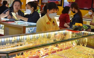 S&aacute;ng 26-1, gi&aacute; v&agrave;ng miếng SJC lần đầu chạm mốc 176,5 triệu đồng, bạc Ph&uacute; Qu&yacute; vượt 111 triệu đồng/kg - Ảnh 1.