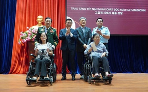 Đại sứ v&agrave; Tổng L&atilde;nh sự Ph&aacute;p thăm nạn nh&acirc;n chất độc da cam/dioxin tại TPHCM - Ảnh 4.