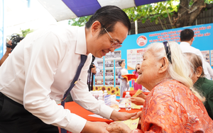 Chủ tịch UBND TPHCM tặng qu&agrave; tết cho người d&acirc;n 4 x&atilde; H&oacute;c M&ocirc;n, B&agrave; Điểm, Đ&ocirc;ng Thạnh, Xu&acirc;n Thới Sơn - Ảnh 2.