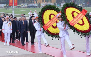 Tổng B&iacute; thư T&ocirc; L&acirc;m d&acirc;ng hương tưởng niệm nh&acirc;n 120 năm Ng&agrave;y sinh Thủ tướng Phạm Văn Đồng - Ảnh 2.