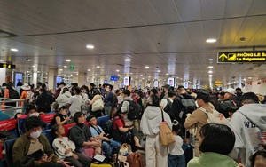 Người d&acirc;n trở lại TPHCM , s&acirc;n bay T&acirc;n Sơn Nhất đ&oacute;n lượng kh&aacute;ch kỷ lục năm 2026 - Ảnh 1.