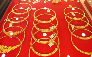 Tết này, khách giao dịch vàng từ 5 triệu đồng trở lên phải chuyển khoản - Ảnh 2.