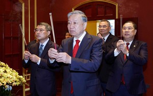 Chủ tịch nước Lương Cường d&acirc;ng hương tưởng niệm Chủ tịch Hồ Ch&iacute; Minh tại Nh&agrave; 67 v&agrave; Bắc Bộ Phủ - Ảnh 2.