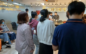 TPHCM: người d&acirc;n bất ngờ nhận l&igrave; x&igrave; khi đến phường li&ecirc;n hệ c&ocirc;ng t&aacute;c sau kỳ nghỉ Tết - Ảnh 2.