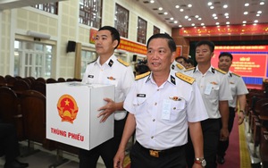 Những lá phiếu bầu cử đầu tiên giữa biển khơi năm 2026 - Ảnh 8.