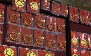 Gi&aacute; v&agrave;ng miếng SJC v&agrave; v&agrave;ng nhẫn giảm mạnh v&agrave;o s&aacute;ng 6 - 2 - Ảnh 1.