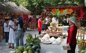 Du kh&aacute;ch trải nghiệm cồng chi&ecirc;ng T&acirc;y Nguy&ecirc;n tr&ecirc;n bu&yacute;t s&ocirc;ng 2 tầng tại TPHCM - Ảnh 1.