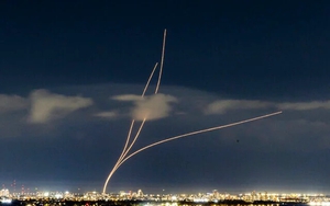 Iran lần đầu ti&ecirc;n ph&oacute;ng &ldquo;t&ecirc;n lửa khi&ecirc;u vũ&rdquo; tấn c&ocirc;ng Mỹ - Israel - Ảnh 3.