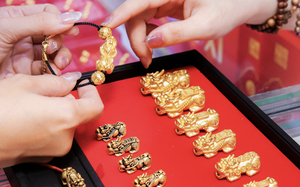 VIDEO: Gi&aacute; dầu th&ocirc; tăng vọt, t&aacute;c động tới lạm ph&aacute;t, l&atilde;i suất của Việt Nam ra sao? - Ảnh 1.