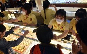 S&aacute;ng 24-3, gi&aacute; v&agrave;ng miếng SJC, v&agrave;ng nhẫn tăng tiếp gần 2 triệu đồng - Ảnh 2.