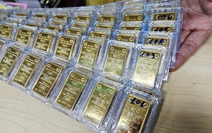 Gi&aacute; v&agrave;ng h&ocirc;m nay 30-3: V&agrave;ng, bạc rớt khi dầu th&ocirc; tăng mạnh - Ảnh 1.