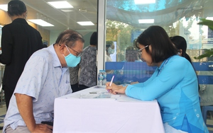 Người bệnh BHYT mua thuốc b&ecirc;n ngo&agrave;i, bệnh viện bị trừ tiền - Ảnh 1.