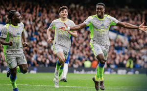 "Ma thuật" Rayan Cherki gi&uacute;p Man City tăng tốc, Arsenal lo lắng tận c&ugrave;ng - Ảnh 3.