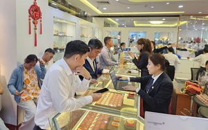 Gi&aacute; v&agrave;ng h&ocirc;m nay 13-4: Vừa mở cửa đ&atilde; giảm rất nhanh - Ảnh 1.