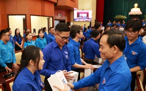 Clip Bí thư Thành ủy TPHCM ôm đàn, hát khi gặp gỡ thanh niên - Ảnh 8.