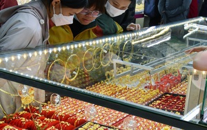 Chiều 21-4, gi&aacute; v&agrave;ng miếng SJC, v&agrave;ng nhẫn giảm nhanh  - Ảnh 1.