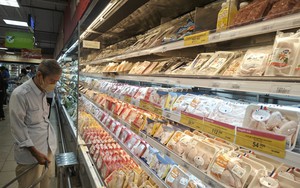 Trứng g&agrave; cận date ph&aacute; thị trường, chủ trang trại lỗ tiền tỉ  - Ảnh 1.