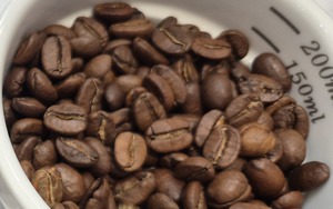 Gi&aacute; c&agrave; ph&ecirc; h&ocirc;m nay 25 - 4 giảm nhẹ , c&agrave; ph&ecirc; Việt mở chuỗi tại ch&acirc;u &Acirc;u - Ảnh 1.