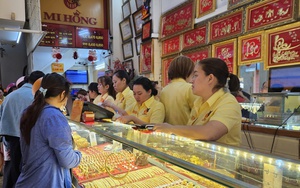 Gi&aacute; v&agrave;ng h&ocirc;m nay 27-4: Đảo chiều sụt giảm - Ảnh 1.
