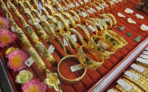 Gi&aacute; v&agrave;ng h&ocirc;m nay giảm mạnh xuống dưới 4 . 600 USD / ounce , xu hướng tiếp tục đi xuống - Ảnh 1.