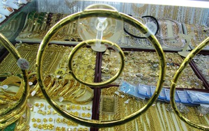 Gi&aacute; v&agrave;ng h&ocirc;m nay giảm mạnh về thấp nhất 3 th&aacute;ng , người đầu tư lỗ nặng - Ảnh 1.